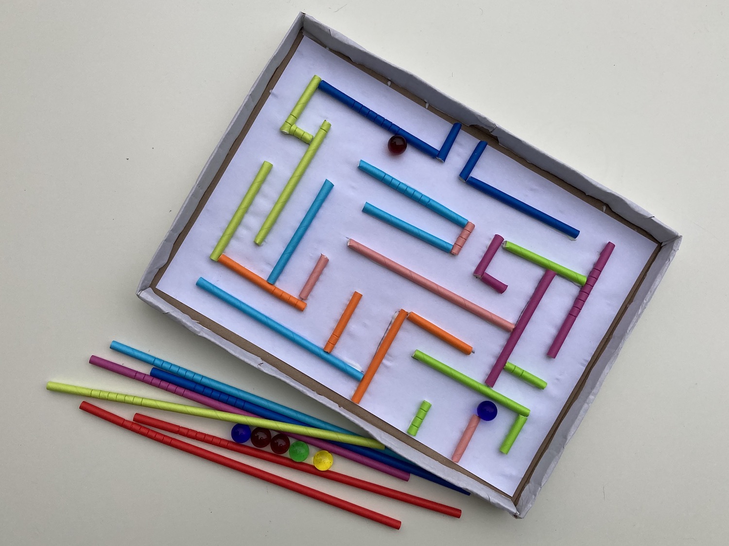 Ein Labyrinth basteln aus einfachen Materialien